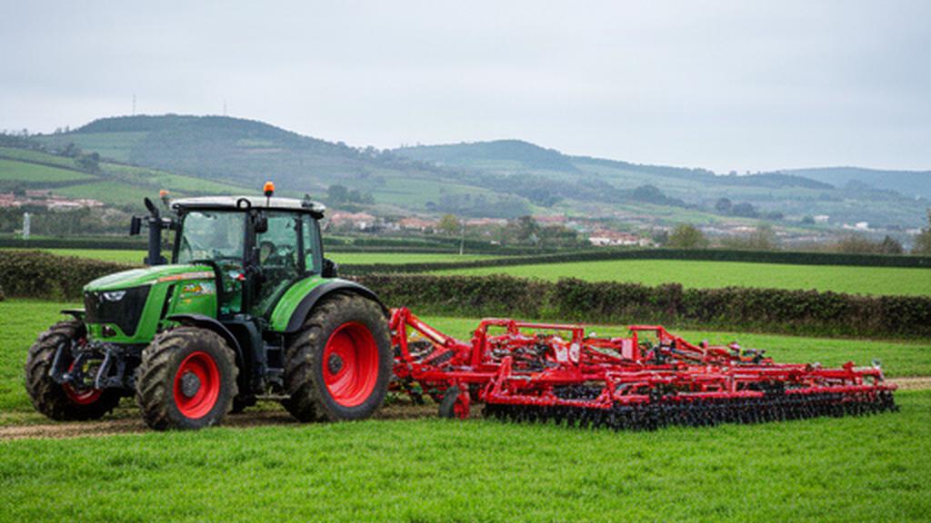 Tractor con aperos agrícolas estacionado al borde de una parcela verde